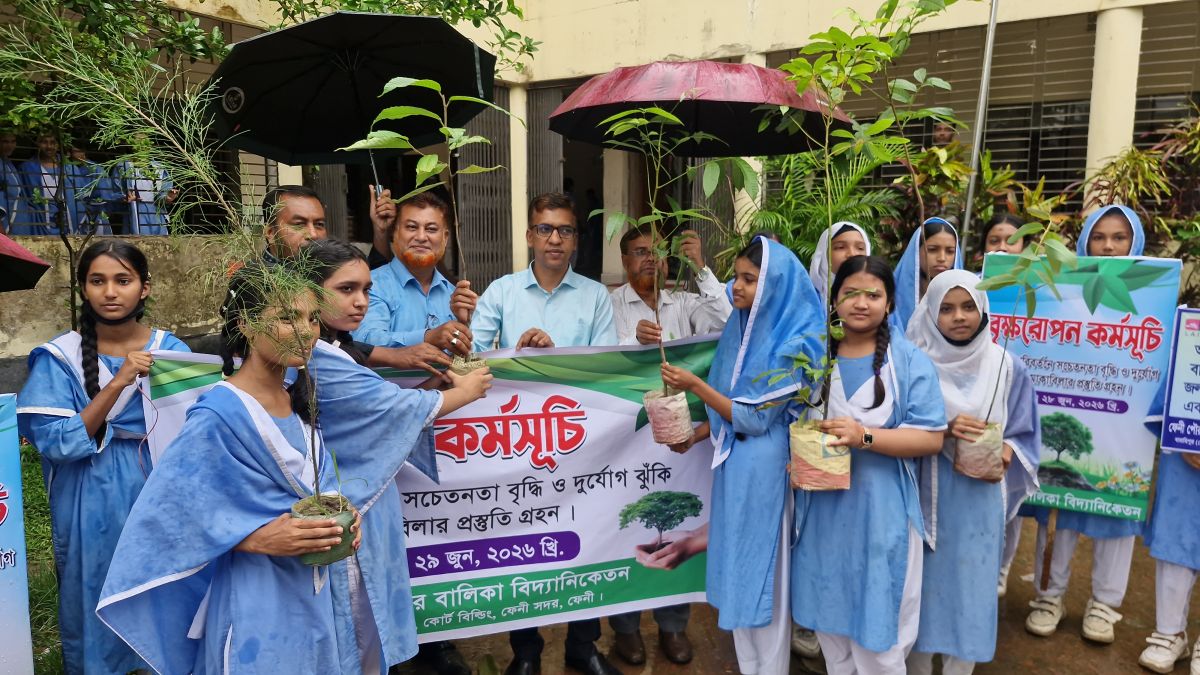 ফেনী পৌরসভার পরিচালিত দুটি স্কুলে বৃক্ষরোপণ