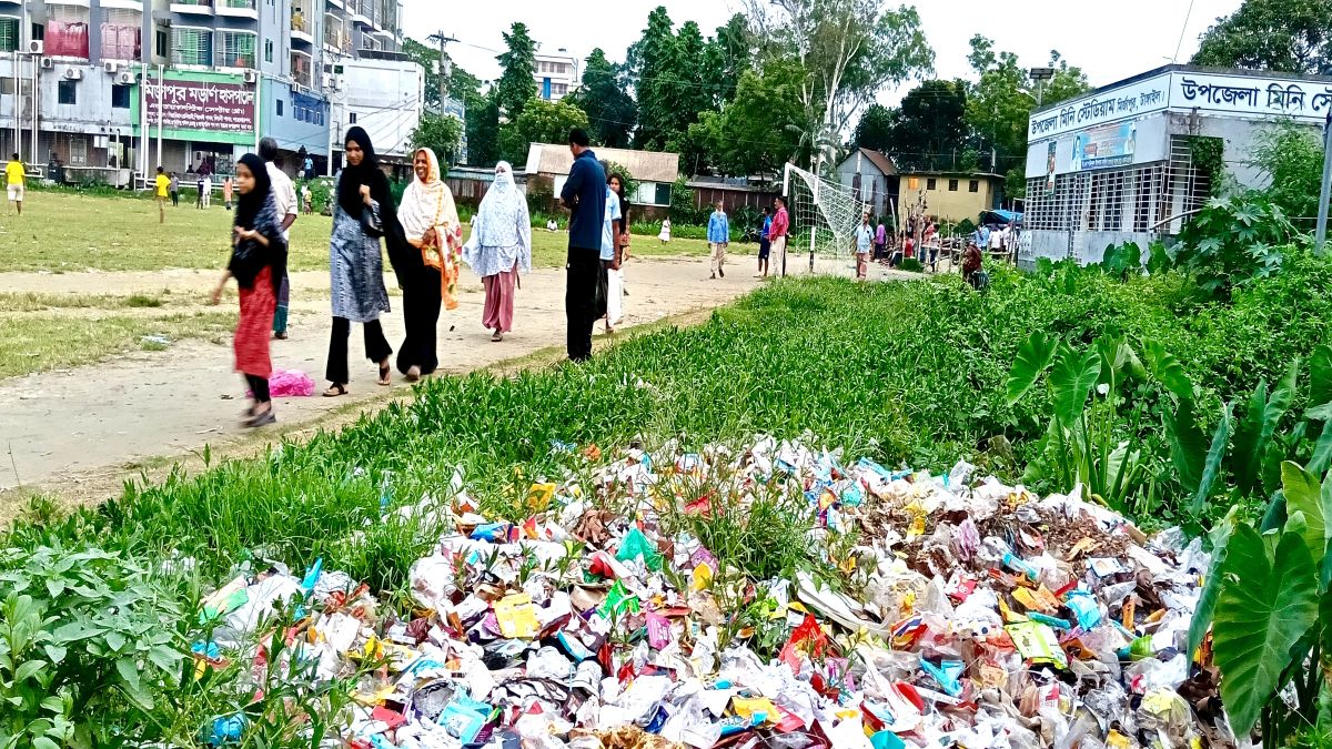 স্টেডিয়াম যেন চলার  সড়ক-ময়লার ভাগাড়