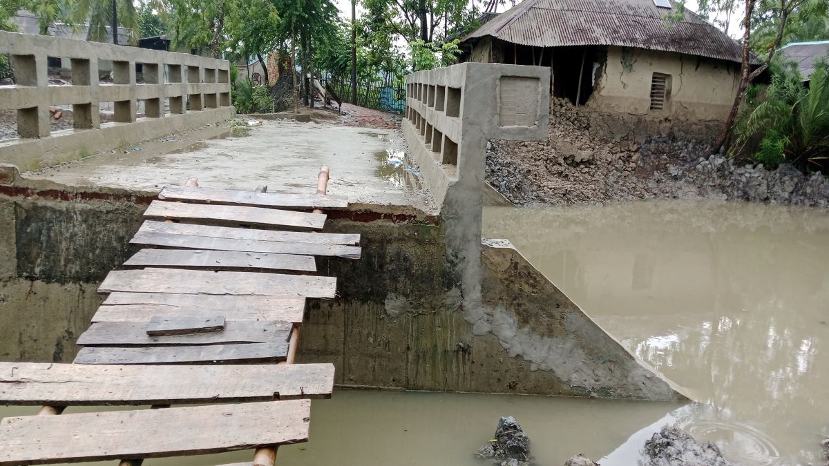 শ্যামনগরে সেতু আছে সড়ক নেই  ঝুঁকি নিয়ে চলছে এলাকাবাসী