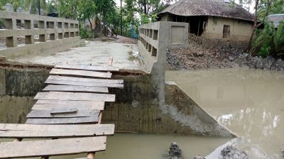 শ্যামনগরে সেতু আছে সড়ক নেই  ঝুঁকি নিয়ে চলছে এলাকাবাসী