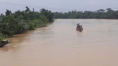 বিপৎসীমার ওপরে পাঁচ নদীর পানি, সাগরে সতর্কসংকেত