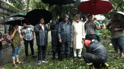 টানা ভারী বর্ষণে জলাবদ্ধতা নিরসনে ভোর থেকেই মাঠে ডিএসসিসি