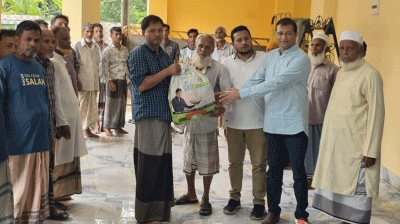 সাতকানিয়ায় বন্যার্তদের পাশে সিস্টেম গ্রুপ