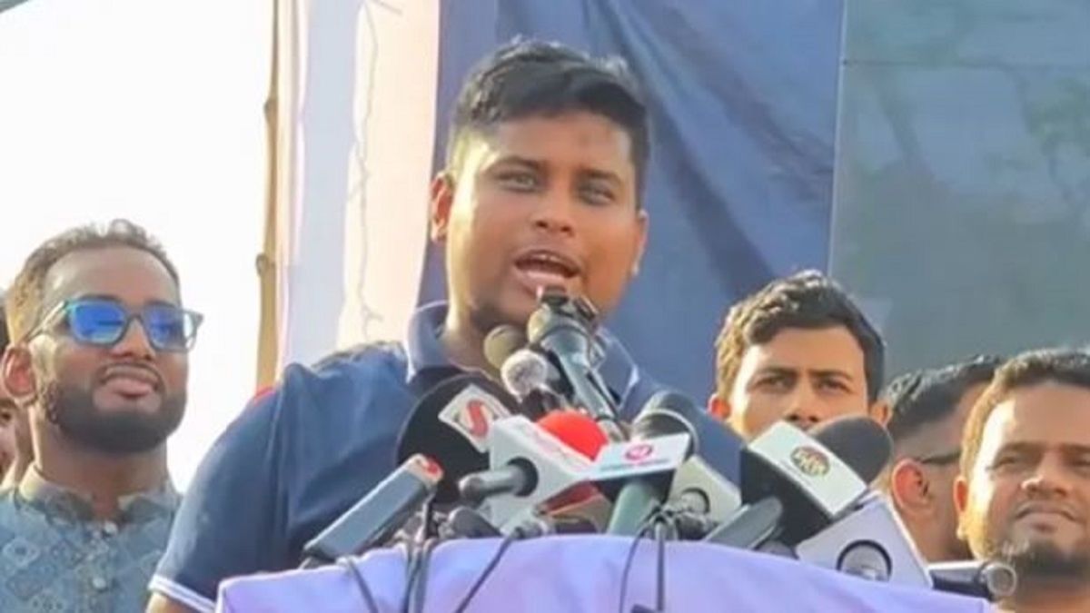 ‘এই ফার্মের মুরগিরা রাস্তায় এসেছে বলেই আজকে আপনি শিক্ষামন্ত্রী’