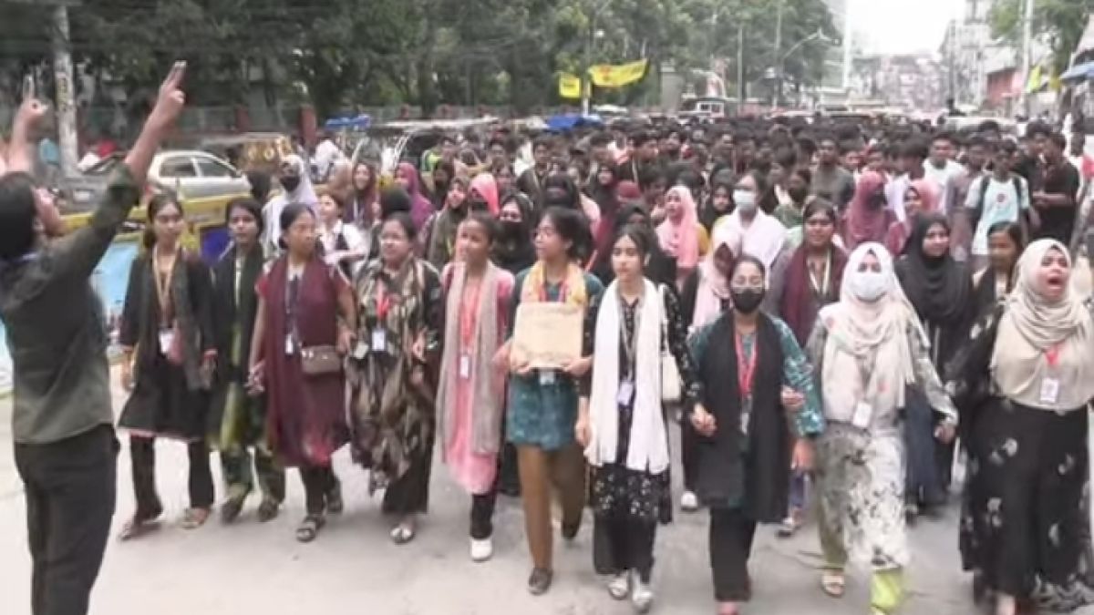 বগুড়ায় শিক্ষামন্ত্রীর পদত্যাগের দাবিতে  বিক্ষোভ