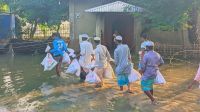 বন্যার্তদের পাশে দাঁড়ানো ইবাদত