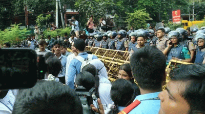 ছয় দফা দাবি নিয়ে সচিবালয়ে ৬ শিক্ষার্থী