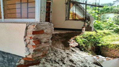 সরিষাবাড়ী সরকারি খাদ্য  গুদাম ব্যবহারের আগেই ধস