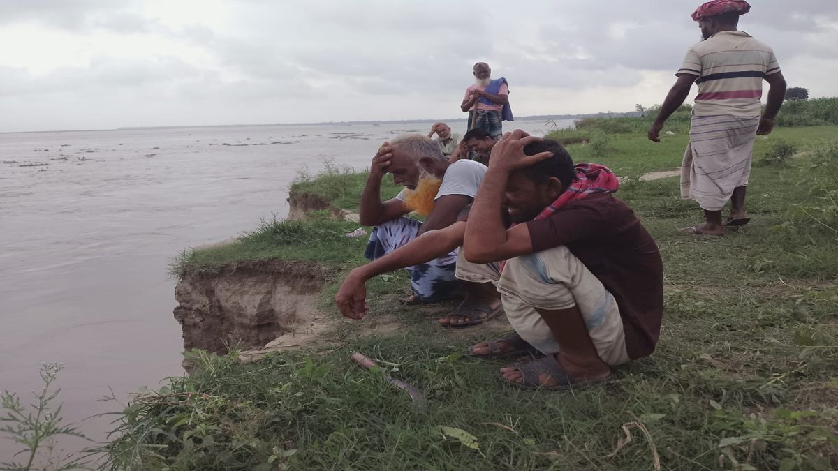 দৌলতপুরে পদ্মার ভাঙনে বিলীন শত শত বিঘা জমি