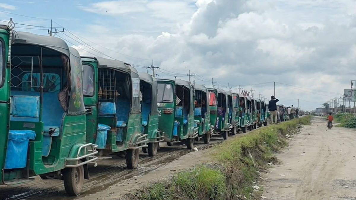 ব্রাহ্মণবাড়িয়ায় গ্যাসের জন্য হাহাকার  আয় কমছে চালকদের