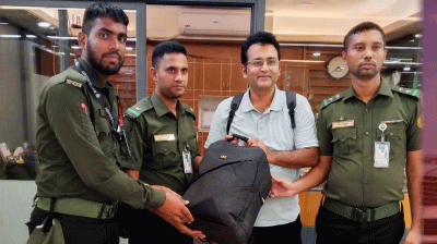 আনসারের দায়িত্বশীল ভূমিকায় বিমানবন্দরে ব্যাগ ফিরে পেলেন প্রবাসী