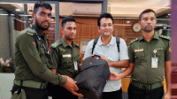 আনসারের দায়িত্বশীল ভূমিকায় বিমানবন্দরে ব্যাগ ফিরে পেলেন প্রবাসী
