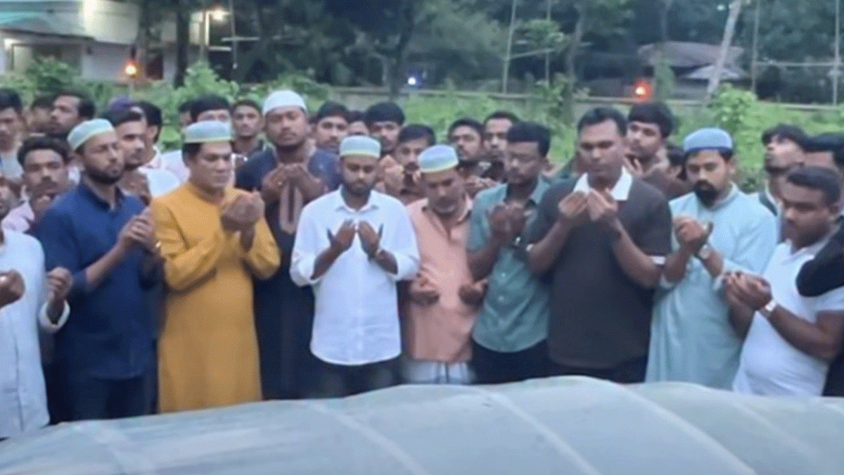 কক্সবাজারে জুলাই শহীদ তানভীরের কবর জিয়ারত করলেন ছাত্রনেতা আরিফ