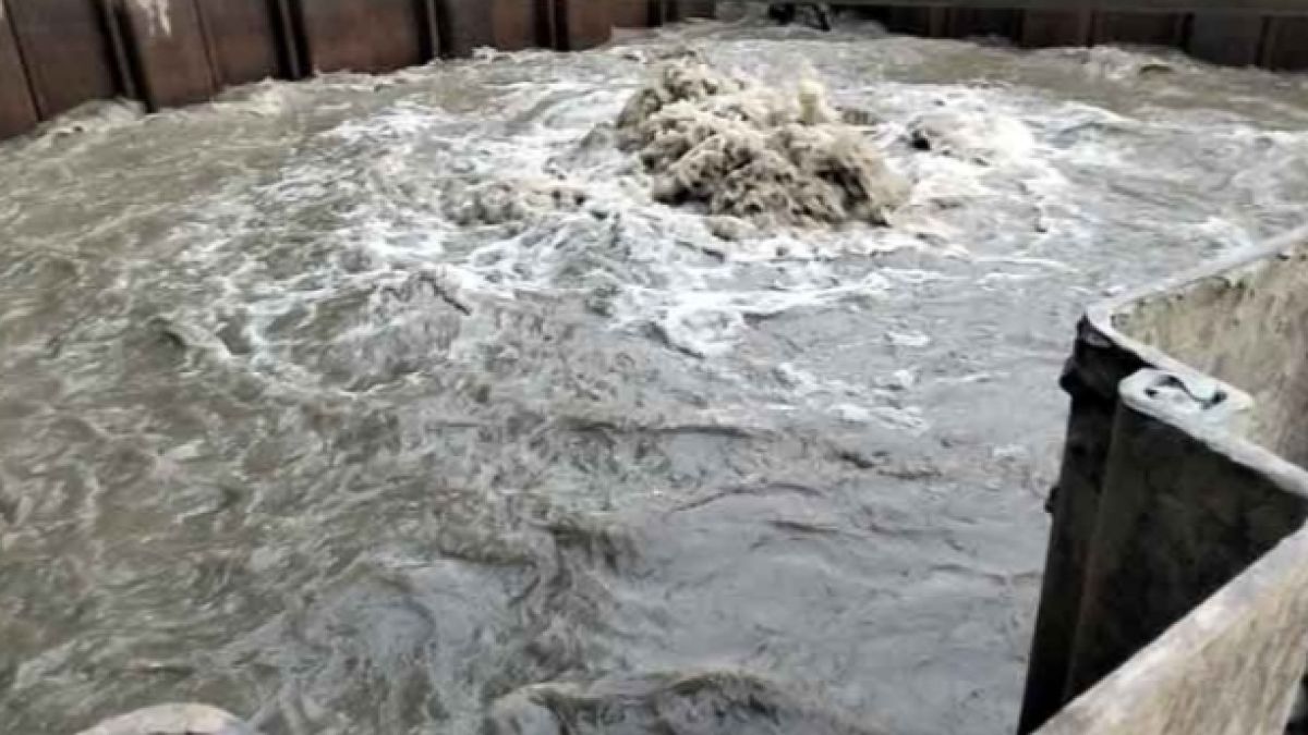 আড়িয়াল খাঁ নদীর তলদেশে তিতাসের   পাইপলাইনে লিকেজ