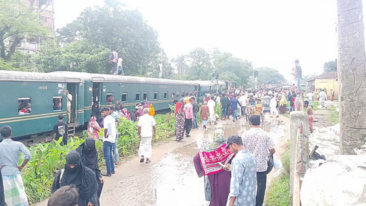 গফরগাঁওয়ে ট্রেনের চার বগি লাইনচ্যুত