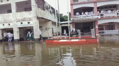 কুষ্টিয়ায়  স্কুেল হাঁটু পানি  ব্যাহত শিক্ষা কার্যক্রম