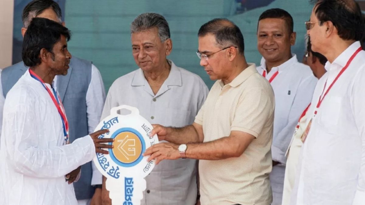 বাঁশখালীতে বন্যায় ক্ষতিগ্রস্তরা পেলেন নতুন ঘরের চাবি