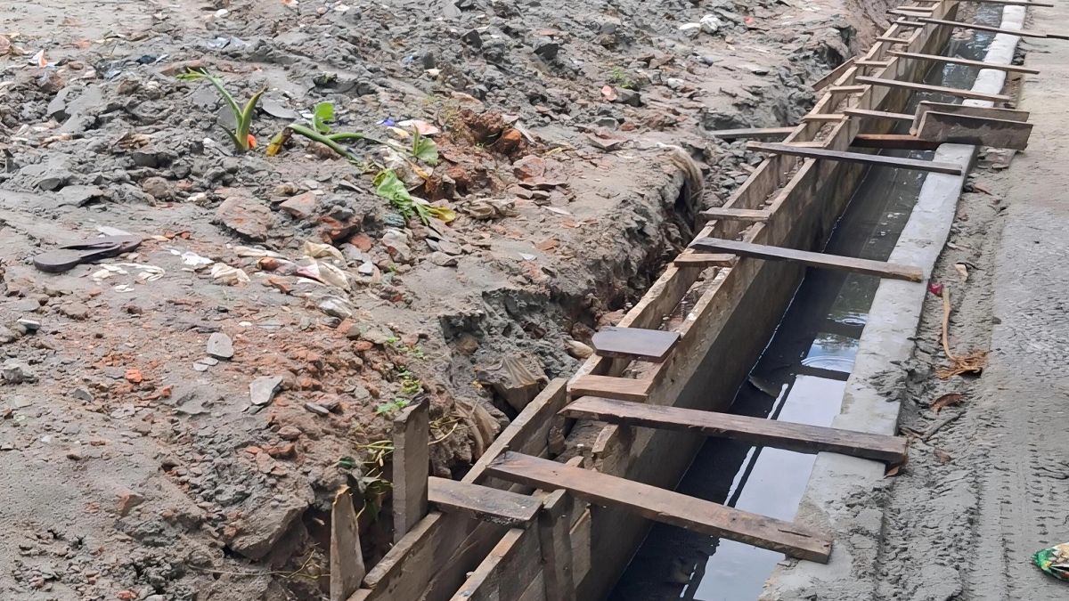 ১০ লাখ টাকার ড্রেনের দেয়ালে ফাটল