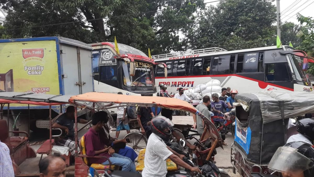 দিনাজপুরে পরিবহন শ্রমিকদের সড়ক   অবরোধ, ভোগান্তিতে যাত্রীরা