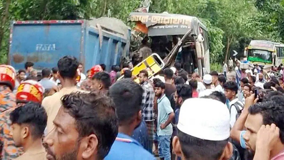 চাঁদপুরে বাস-ট্রাকের মুখোমুখি সংঘর্ষে নিহত ৩