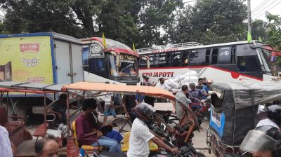 দিনাজপুরে পরিবহন শ্রমিকদের সড়ক   অবরোধ, ভোগান্তিতে যাত্রীরা