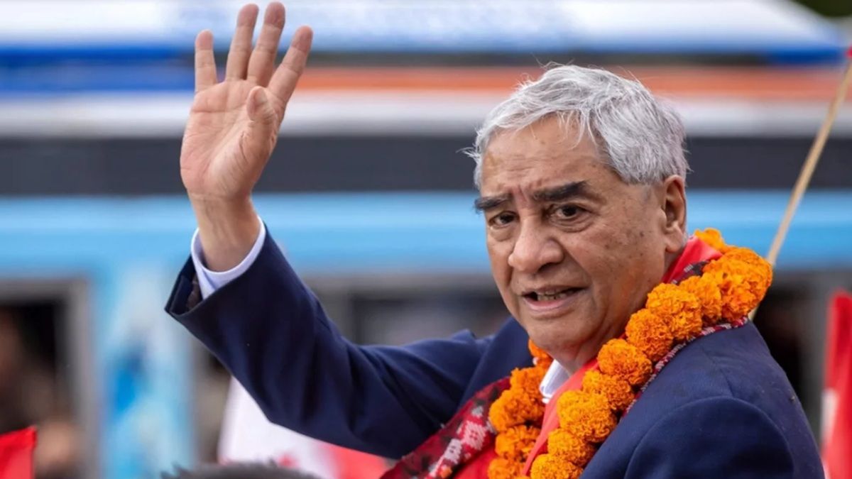 নিজ দলে তোপের মুখে দেশে ফেরা নেপালের সাবেক প্রধানমন্ত্রী