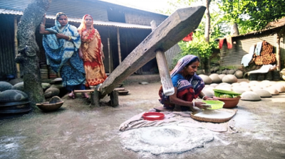 সিরাজগঞ্জে  প্রযুক্তির ছোঁয়ায়  হারিয়ে যাচ্ছে ঢেঁকি