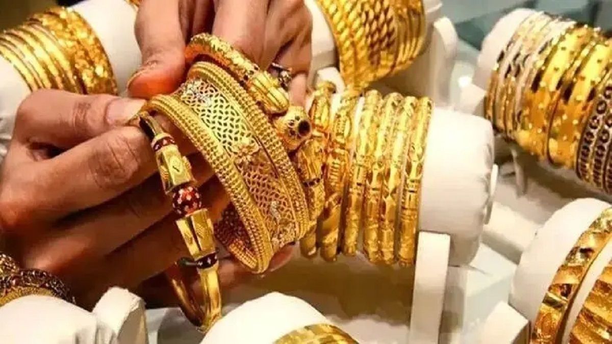 সপ্তাহের শুরুতেই কমলো সোনার দাম