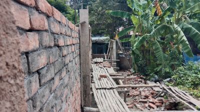 কবিরহাটে সাবেক সচিবের  জায়গা দখলের অভিযোগ