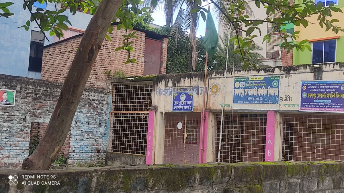 কুষ্টিয়ায় ৩২ বছর ধরে বিনা   বেতনে পড়াচ্ছেন শিক্ষকরা