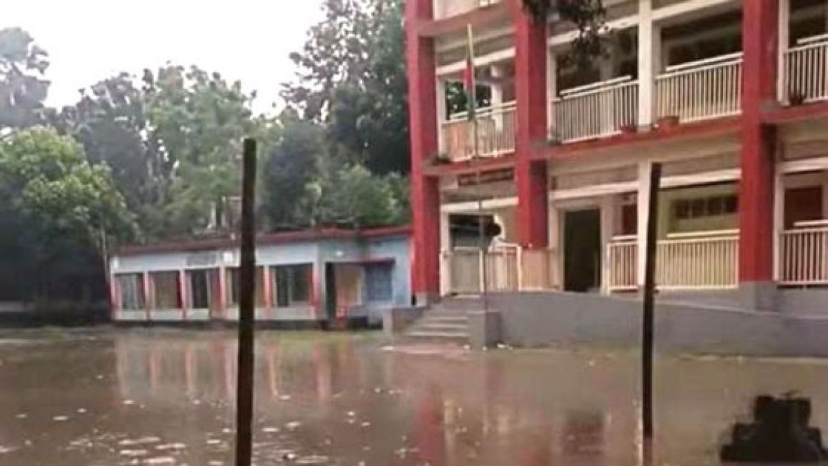 চাটমোহরে সরকারি প্রাথমিক  বিদ্যালয় মাঠে জলাবদ্ধতা