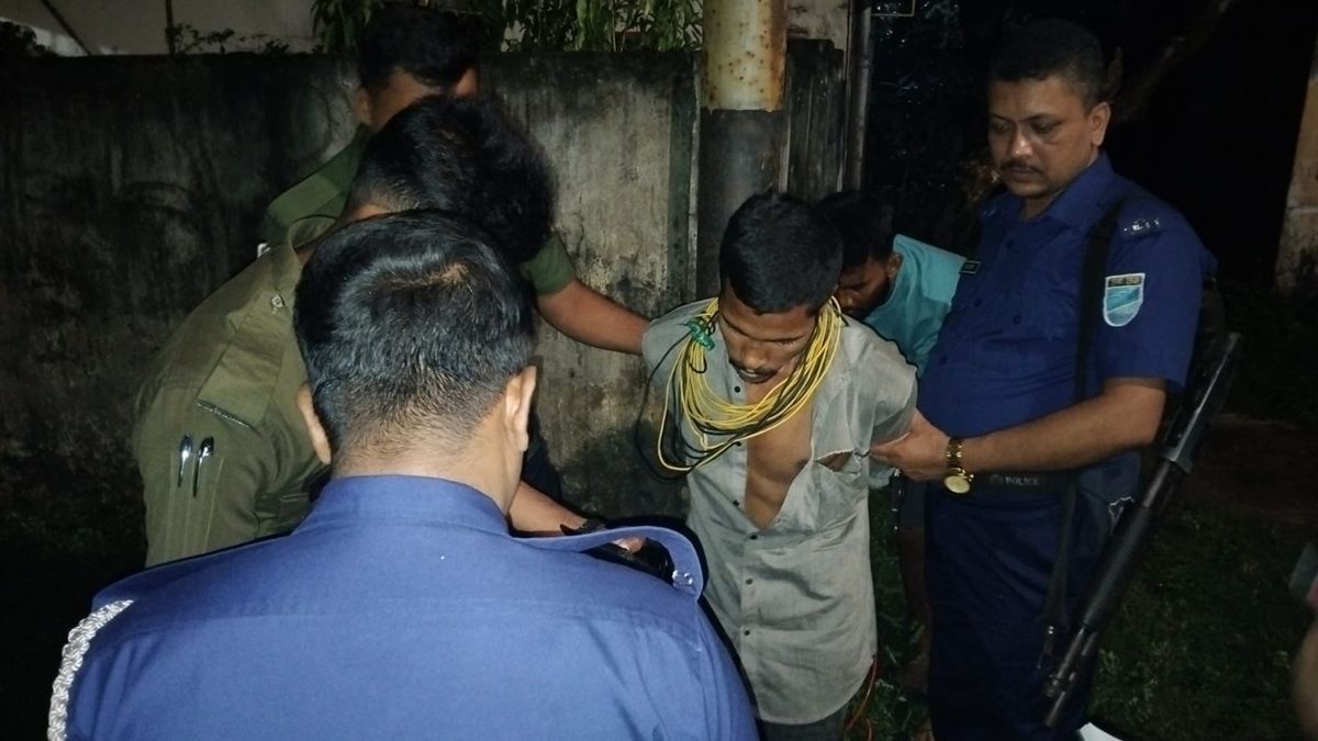 আনসার সদস্যদের হাতে যুবক আটক