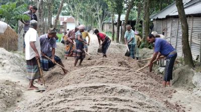 নওগাঁয় কোটি টাকার সড়কে   ৮০ শতাংশই বালু