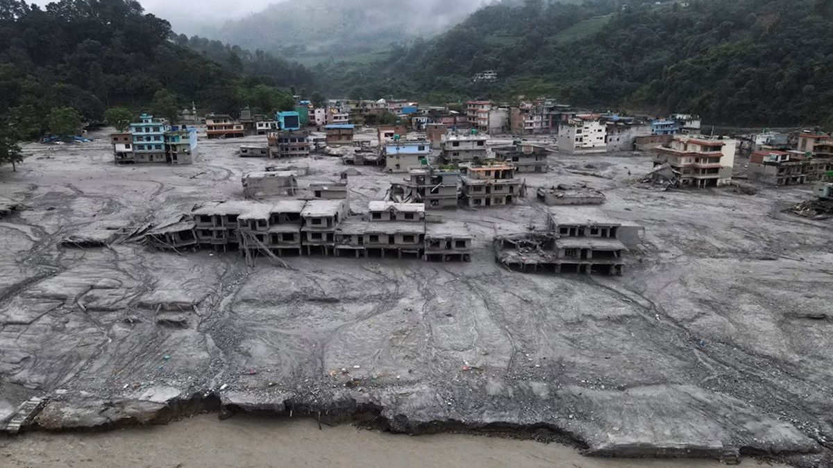 নেপালে বন্যায় মৃতের সংখ্যা বেড়ে ১৩৪২