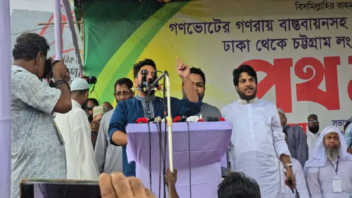 লংমার্চে নাহিদের স্লোগান- ‘গ্যাস দে বিদ্যুৎ দে নইলে গদি ছাইড়া দে’