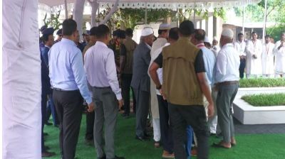ঠাকুরগাঁও পৌঁছেই বাবা-মায়ের কবর জিয়ারত করলেন রাষ্ট্রপতি