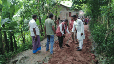 যশোরে আনসার-ভিডিপি সদস্যদের স্বেচ্ছাশ্রমে সড়ক সংস্কার