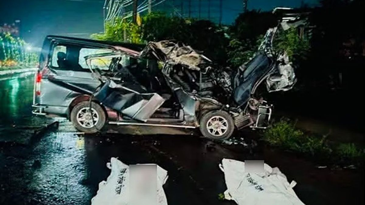 কাভার্ড ভ্যানের ধাক্কায় মাইক্রোবাসের ৪ আরোহী নিহত