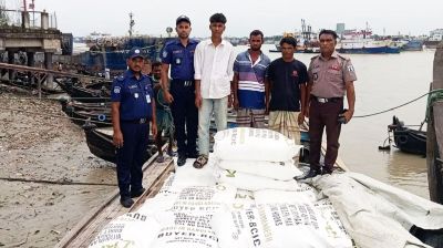 মিয়ানমারে পাচারের সময় ৪০০ বস্তা ইউরিয়া সারসহ আটক ৩