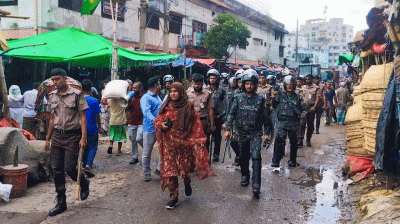 আইনশৃঙ্খলা রক্ষায় আনসার ব্যাটালিয়নের সদস্যরা