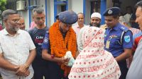 মানিকগঞ্জে ওসির বদলিতে   ব্যতিক্রমী বিদায়