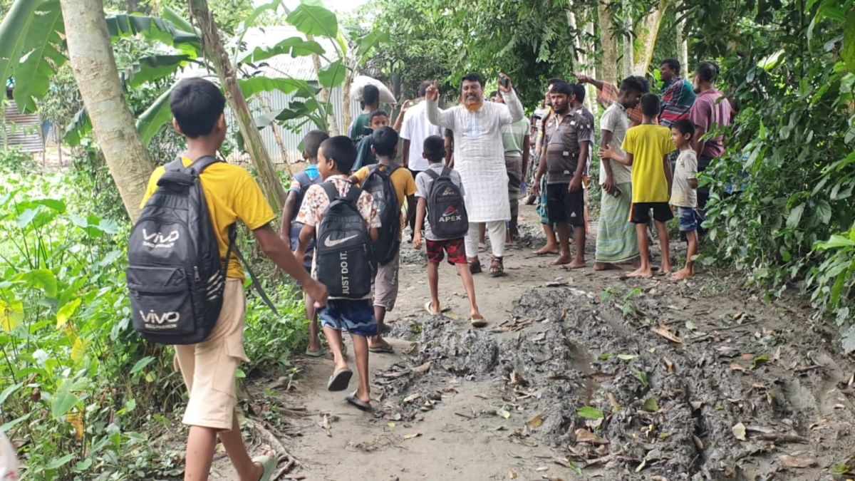 সহশ্রাম ধুলদিয়া ইউনিয়নের তিন  কিলোমিটার সড়কের বেহাল দশা
