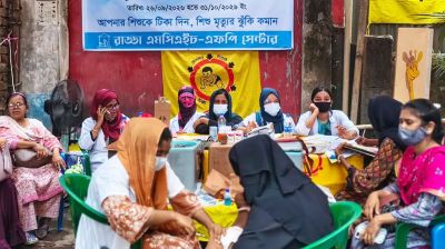 ধ্বংসস্তূপের পাশেই শিশুদের টিকা, থামেনি রাড্ডা কেন্দ্রের স্বাস্থ্যসেবা
