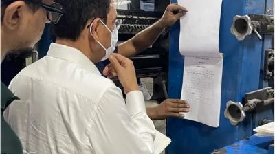 মাঝরাতে হঠাৎ ছাপাখানায় শিক্ষামন্ত্রী, যাচাই করলেন বইয়ের মান