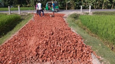 বগুড়ায় রাস্তা  সংস্কারে নিম্নমানের   খোয়া ব্যবহারের অভিযোগ