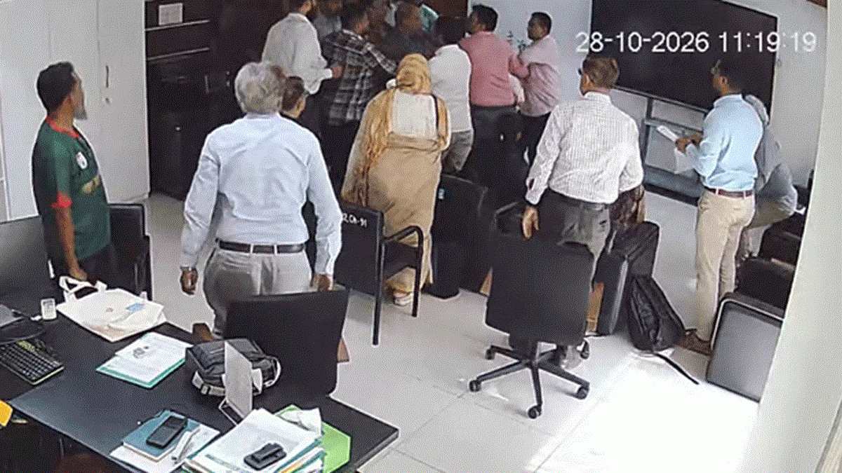 আইইডিসিআরের কার্যালয়ে ঢুকে পরিচালককে মারধর